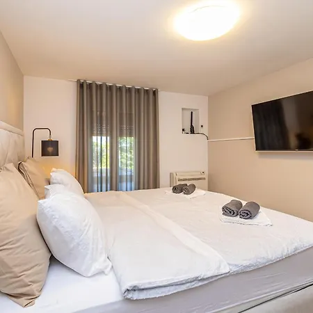 Siora S Privatnim Grijanim Bazenom Apartman