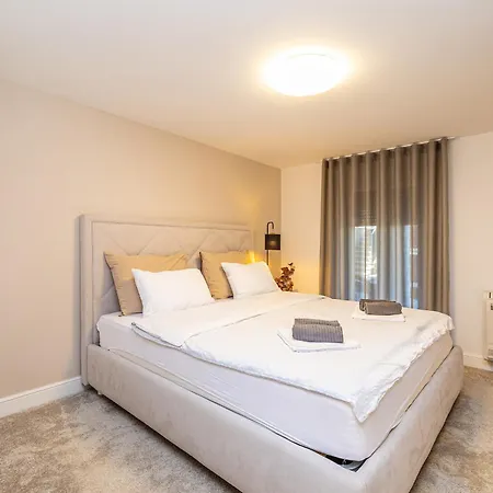 Siora S Privatnim Grijanim Bazenom Apartman *