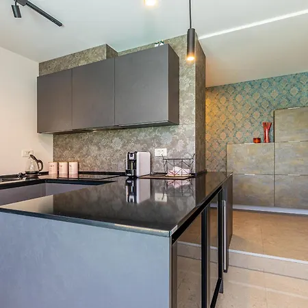 Siora S Privatnim Grijanim Bazenom Apartman