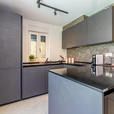 Siora S Privatnim Grijanim Bazenom Apartman Njivice